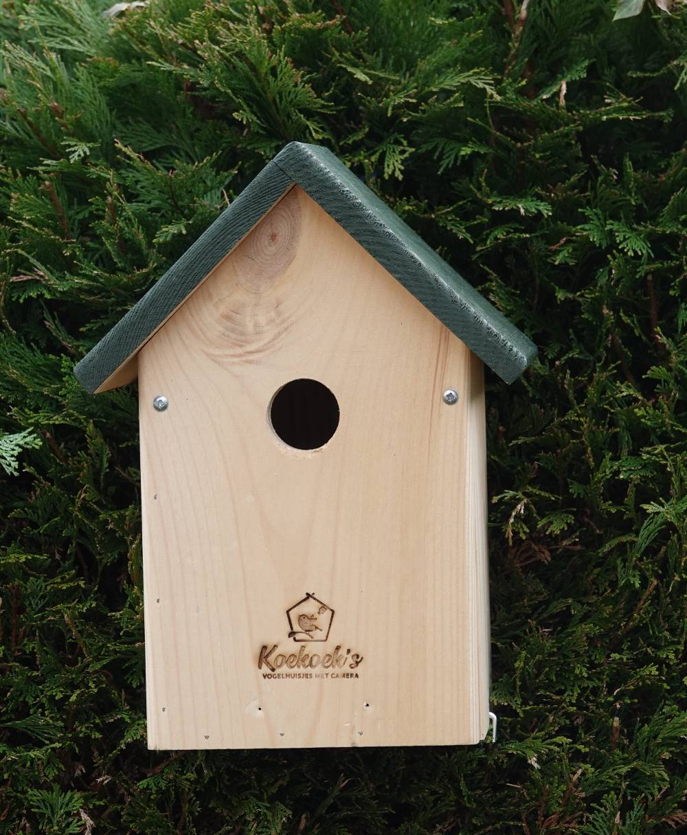 Vogelhuisje met camera – normaal groen dak – buiten voorkant Vogelhuisje met camera – normaal groen dak – buiten voorkant